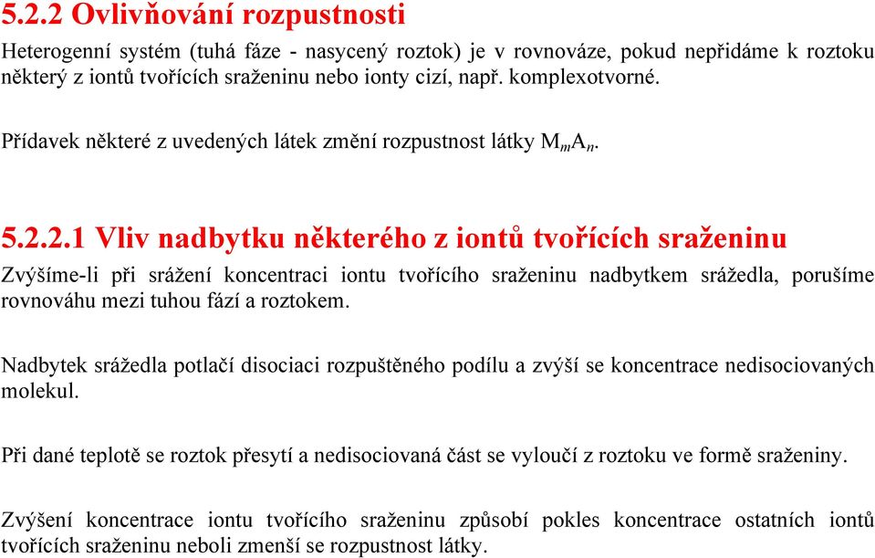 2.1 Vliv nadbytku některého z iontů tvořících sraženinu Zvýšíme-li při srážení koncentraci iontu tvořícího sraženinu nadbytkem srážedla, porušíme rovnováhu mezi tuhou fází a roztokem.