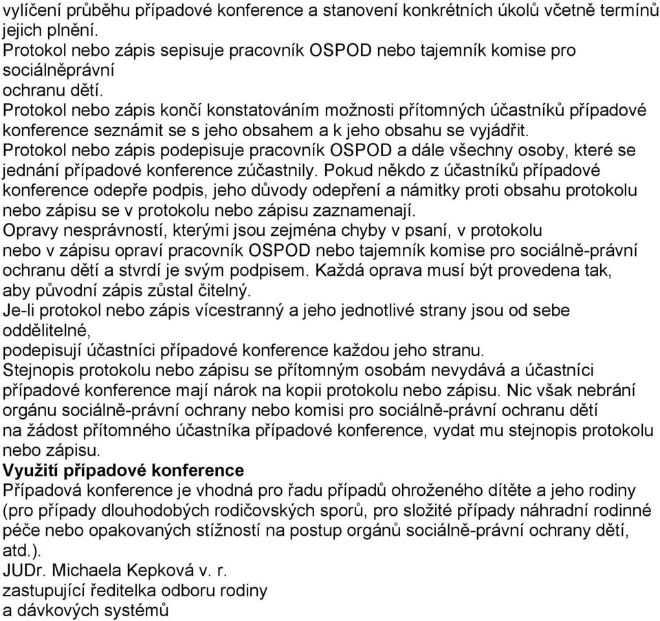 Protokol nebo zápis podepisuje pracovník OSPOD a dále všechny osoby, které se jednání případové konference zúčastnily.