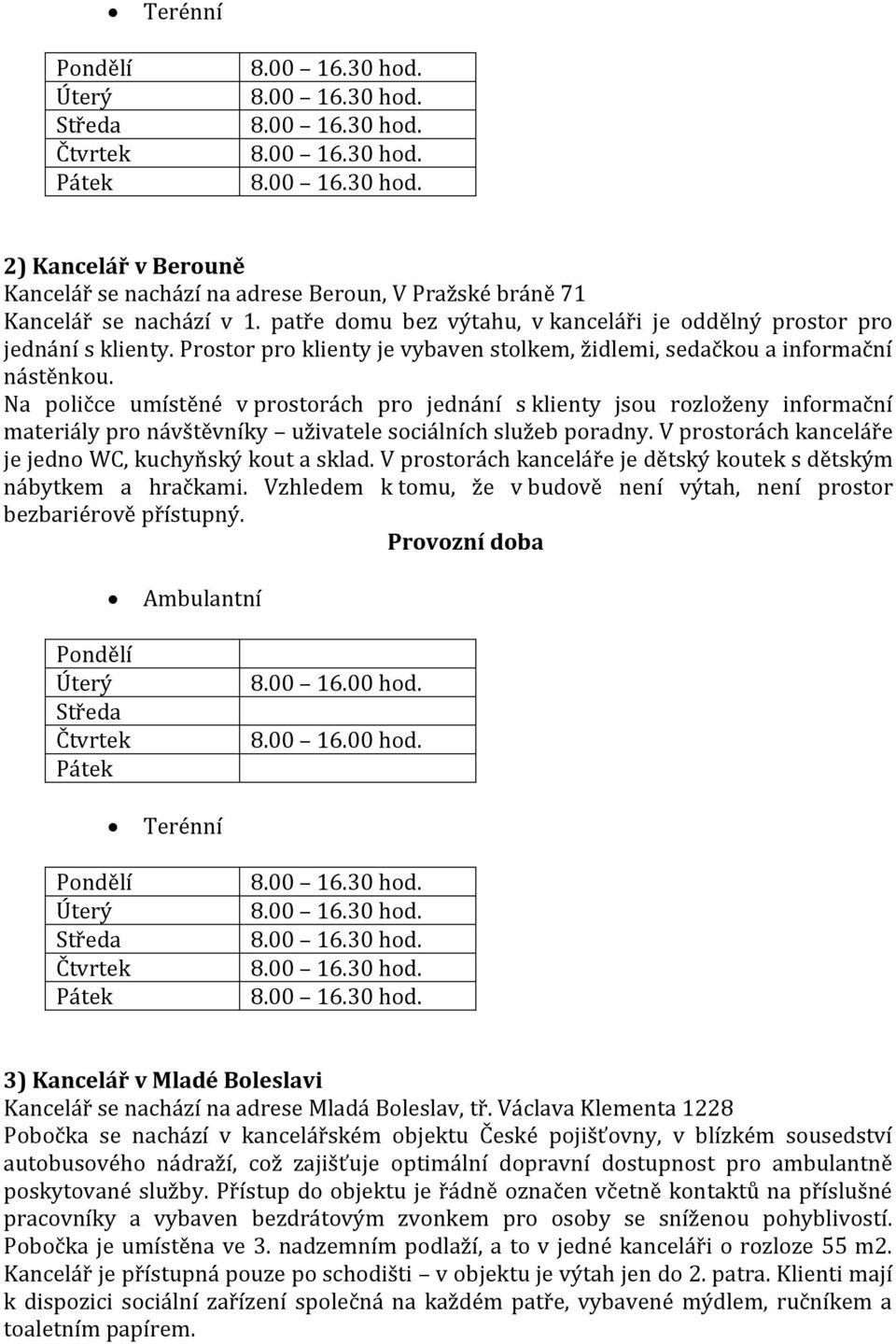 Na poličce umístěné v prostorách pro jednání s klienty jsou rozloženy informační materiály pro návštěvníky uživatele sociálních služeb poradny.