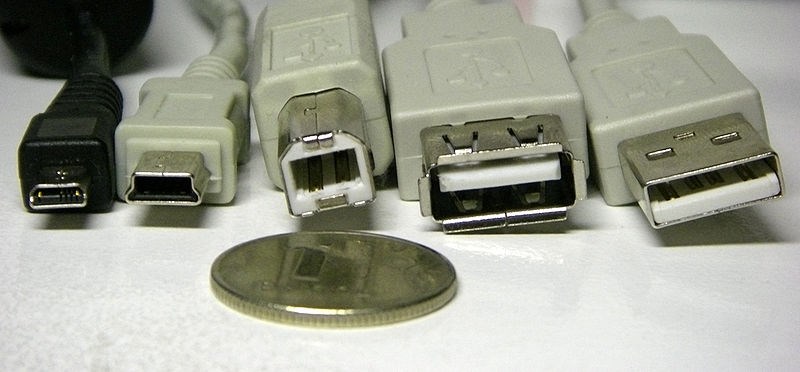 USB - Universal Serial Bus Rozhraní PC - interface Je rovněž možné, aby zařízení mělo svůj vlastní napájecí zdroj Připojování zařízení s USB_1 a USB_2 se provádí pomocí standardního