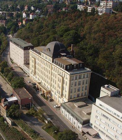 Představení ČSSZ - Hlavní činnosti provádění důchodového pojištění (DP) rozhodování o nároku na důchod a jeho výši realizace výplat důchodů rozhodování o námitkách provádění nemocenského pojištění