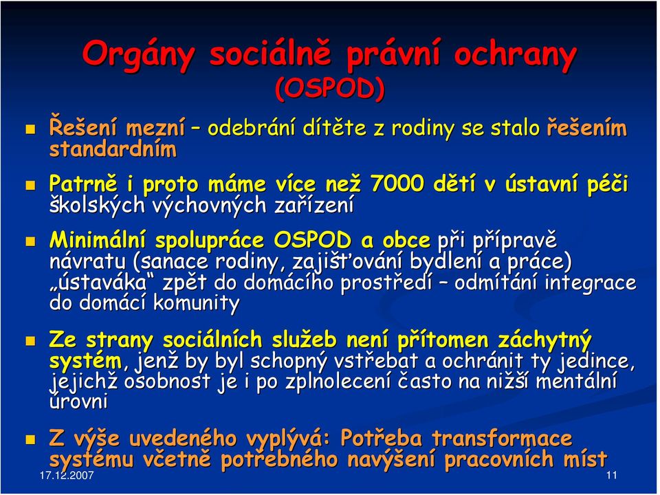 prostřed edí odmítání integrace do domácí komunity Ze strany sociáln lních služeb není přítomen záchytný z systém,, jenž by byl schopný vstřebat a ochránit ty jedince, jejichž