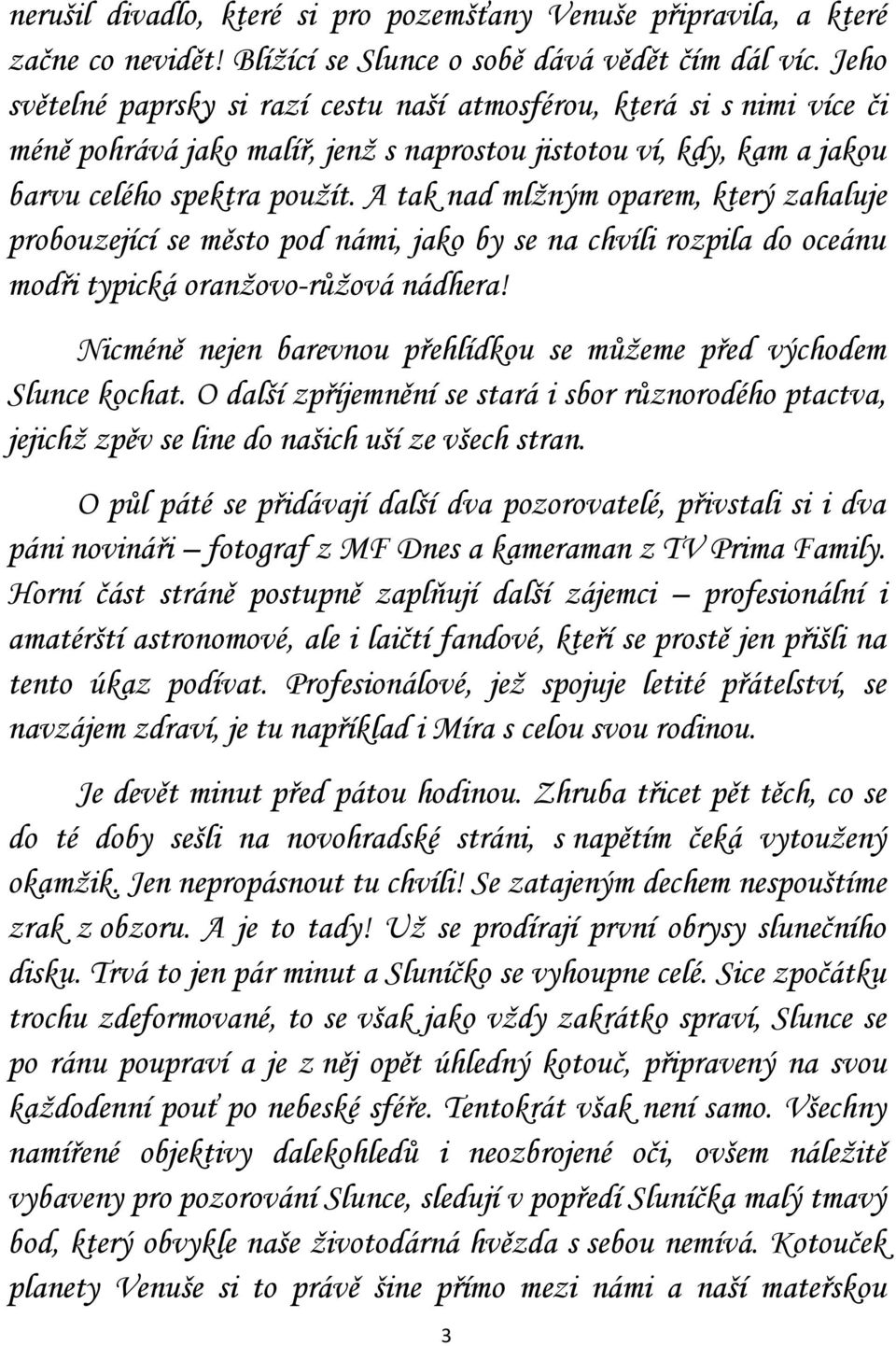 A tak nad mlžným oparem, který zahaluje probouzející se město pod námi, jako by se na chvíli rozpila do oceánu modři typická oranžovo-růžová nádhera!