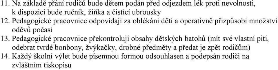 Pedagogické pracovnice překontrolují obsahy dětských batohů (mít své vlastní pití, odebrat tvrdé bonbony, žvýkačky, drobné