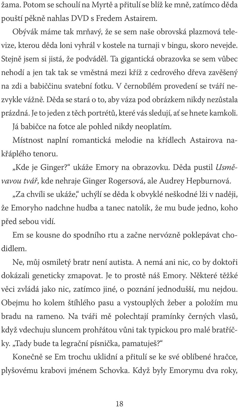 Ta gigantická obrazovka se sem vůbec nehodí a jen tak tak se vměstná mezi kříž z cedrového dřeva zavěšený na zdi a babiččinu svatební fotku. V černobílém provedení se tváří nezvykle vážně.