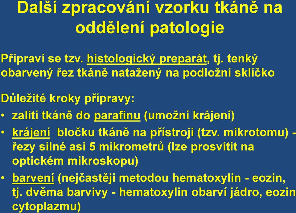 krájení) krájení bločku tkáně na přístroji (tzv.