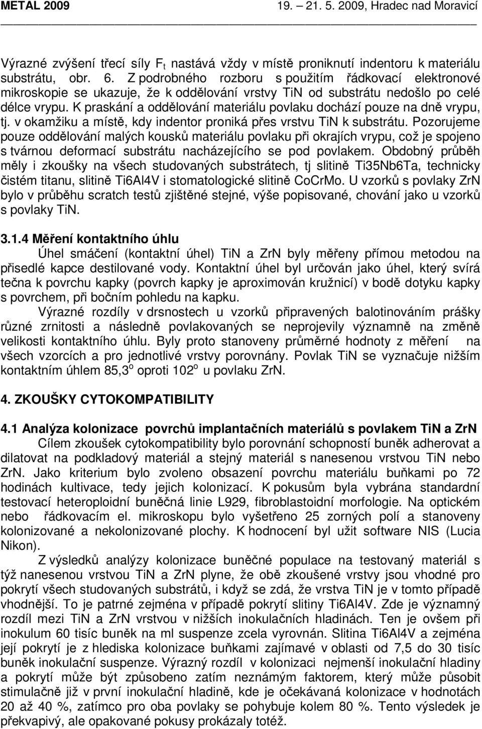 K praskání a oddělování materiálu povlaku dochází pouze na dně vrypu, tj. v okamžiku a místě, kdy indentor proniká přes vrstvu TiN k substrátu.