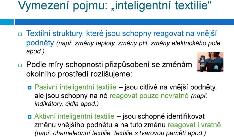 ) Podle míry schopnosti přizpůsobení se změnám okolního prostředí rozlišujeme: Pasivní inteligentní textilie jsou citlivé na vnější podněty,