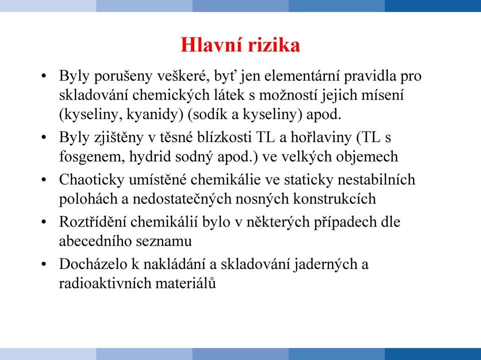 ) ve velkých objemech Chaoticky umístěné chemikálie ve staticky nestabilních polohách a nedostatečných nosných konstrukcích