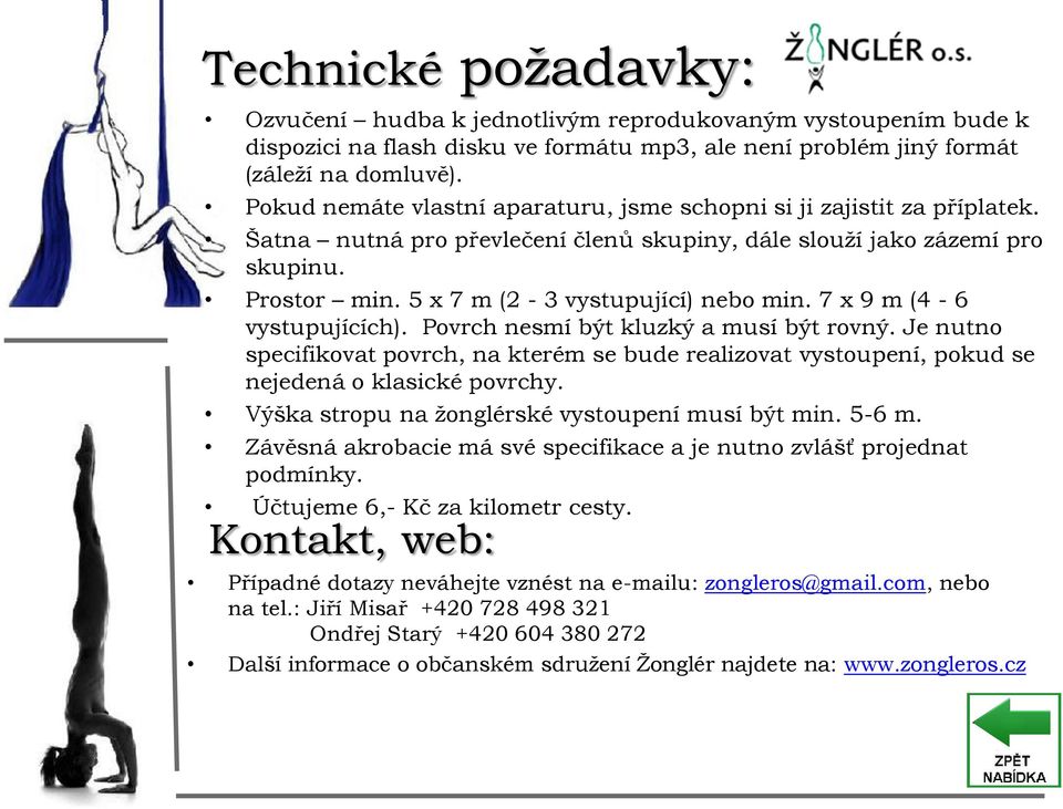 5 x 7 m (2-3 vystupující) nebo min. 7 x 9 m (4-6 vystupujících). Povrch nesmí být kluzký a musí být rovný.