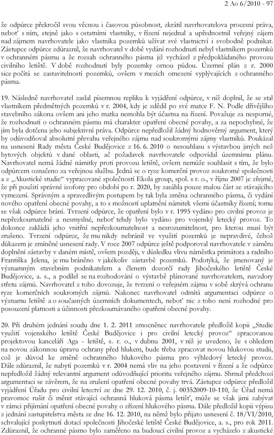 Zástupce odpůrce zdůraznil, že navrhovatel v době vydání rozhodnutí nebyl vlastníkem pozemků v ochranném pásmu a že rozsah ochranného pásma již vycházel z předpokládaného provozu civilního letiště.