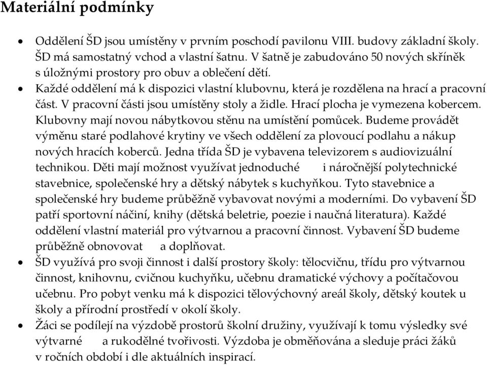 V pracovní části jsou umístěny stoly a židle. Hrací plocha je vymezena kobercem. Klubovny mají novou nábytkovou stěnu na umístění pomůcek.