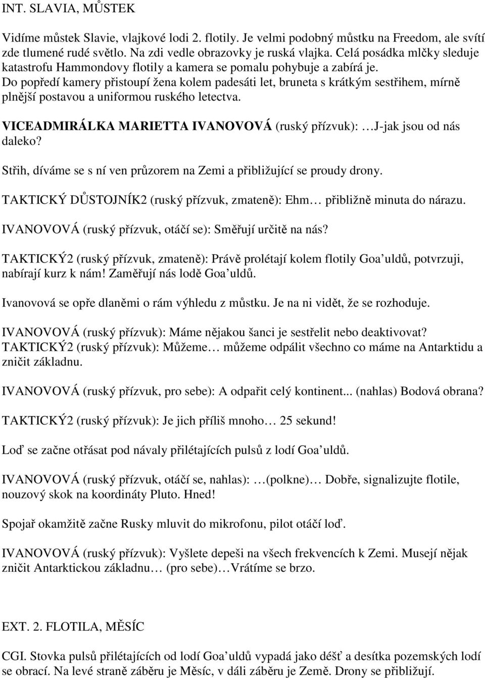 Do popředí kamery přistoupí žena kolem padesáti let, bruneta s krátkým sestřihem, mírně plnější postavou a uniformou ruského letectva.