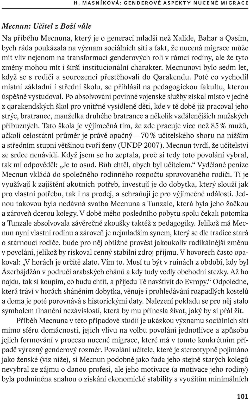 Mecnunovi bylo sedm let, když se s rodiči a sourozenci přestěhovali do Qarakendu. Poté co vychodil místní základní i střední školu, se přihlásil na pedagogickou fakultu, kterou úspěšně vystudoval.