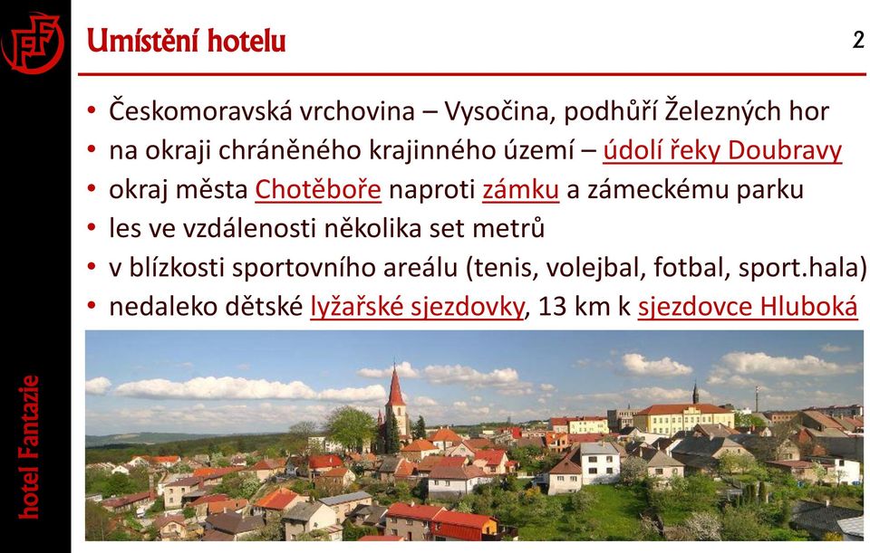 zámeckému parku les ve vzdálenosti několika set metrů v blízkosti sportovního areálu