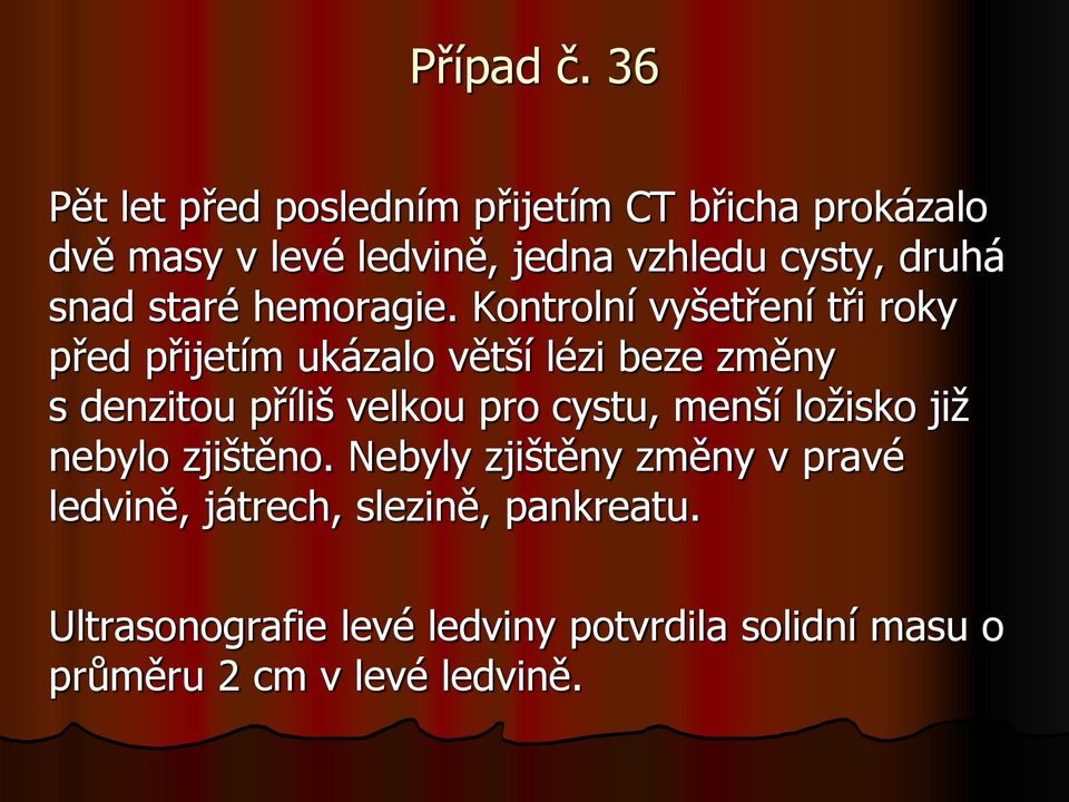 Kontrolní vyšetření tři roky před přijetím ukázalo větší lézi beze změny s denzitou příliš velkou pro