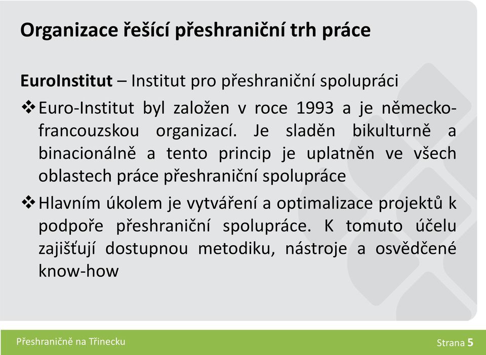 Je sladěn bikulturně a binacionálně a tento princip je uplatněn ve všech oblastech práce přeshraniční spolupráce