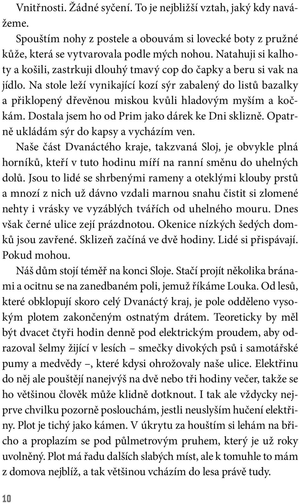 Na stole leží vynikající kozí sýr zabalený do listů bazalky a přiklopený dřevěnou miskou kvůli hladovým myším a kočkám. Dostala jsem ho od Prim jako dárek ke Dni sklizně.