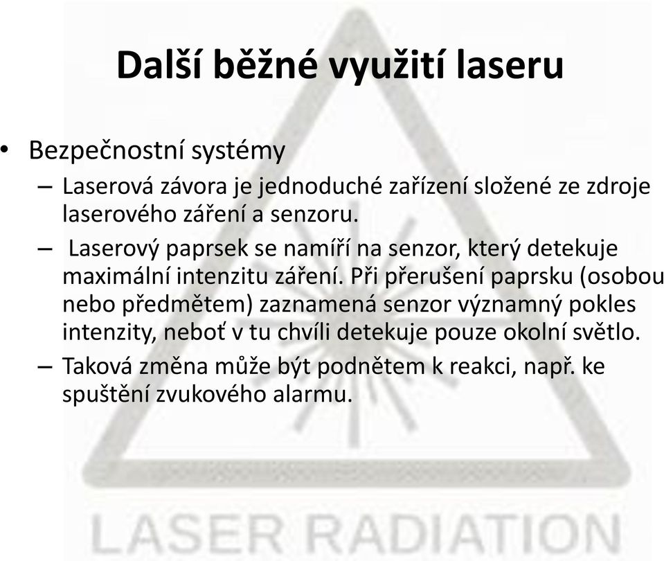 Laserový paprsek se namíří na senzor, který detekuje maximální intenzitu záření.