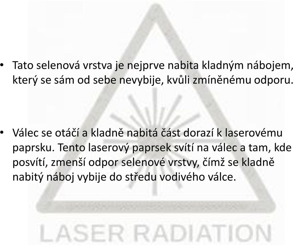 Válec se otáčí a kladně nabitá část dorazí k laserovému paprsku.