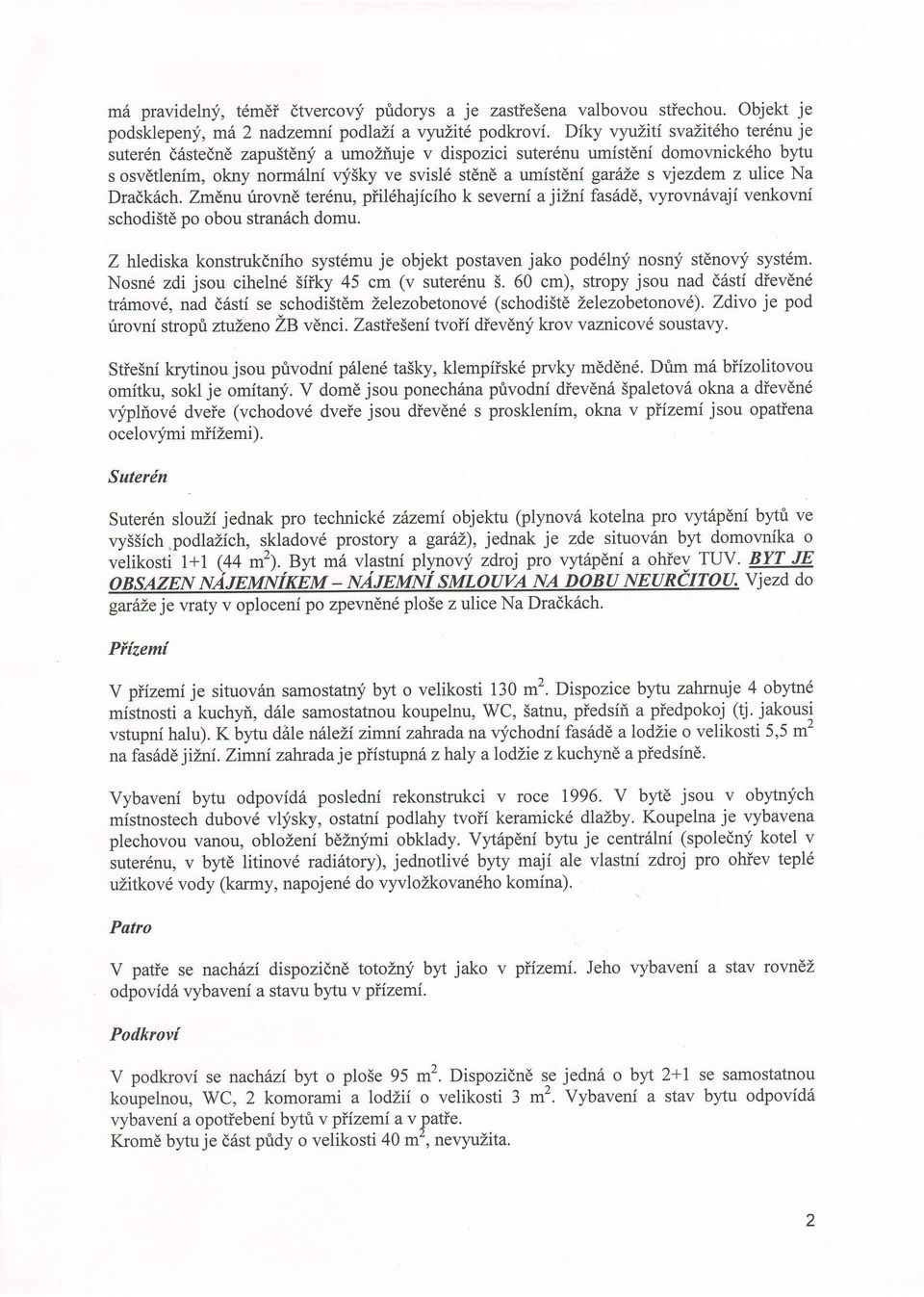 ulice Na Dradk6ch. Zmdnurirovn6 ter6nu, piildhajiciho k severni a jilni fas6dd, vyrovn6vaji venkovni schodi5t6 po obou stran6ch domu.