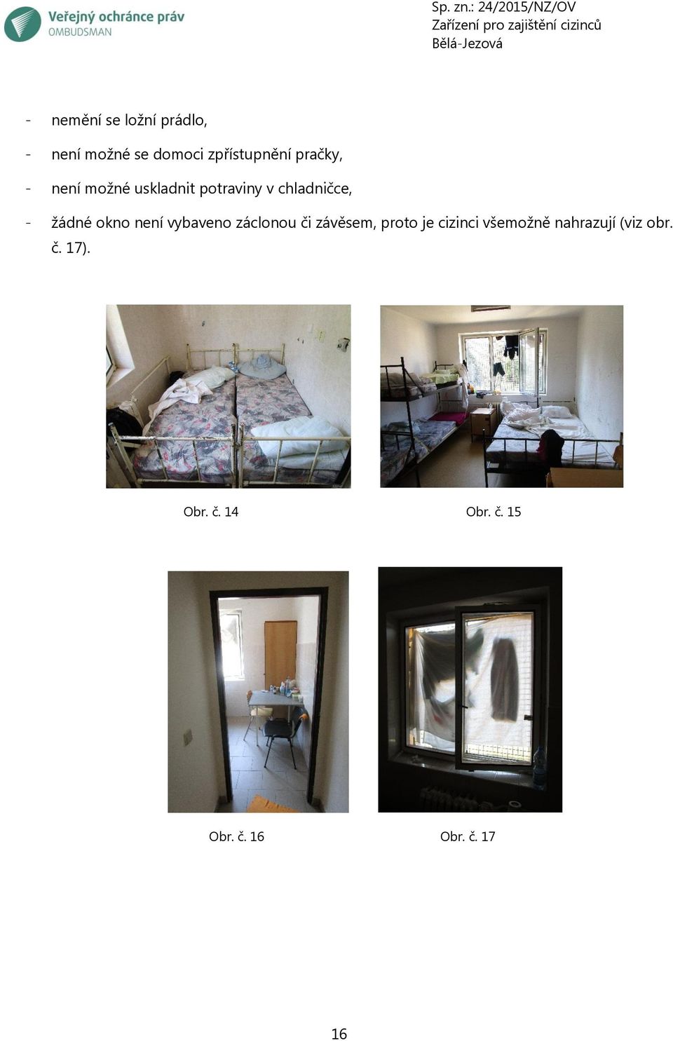 okno není vybaveno záclonou či závěsem, proto je cizinci všemožně