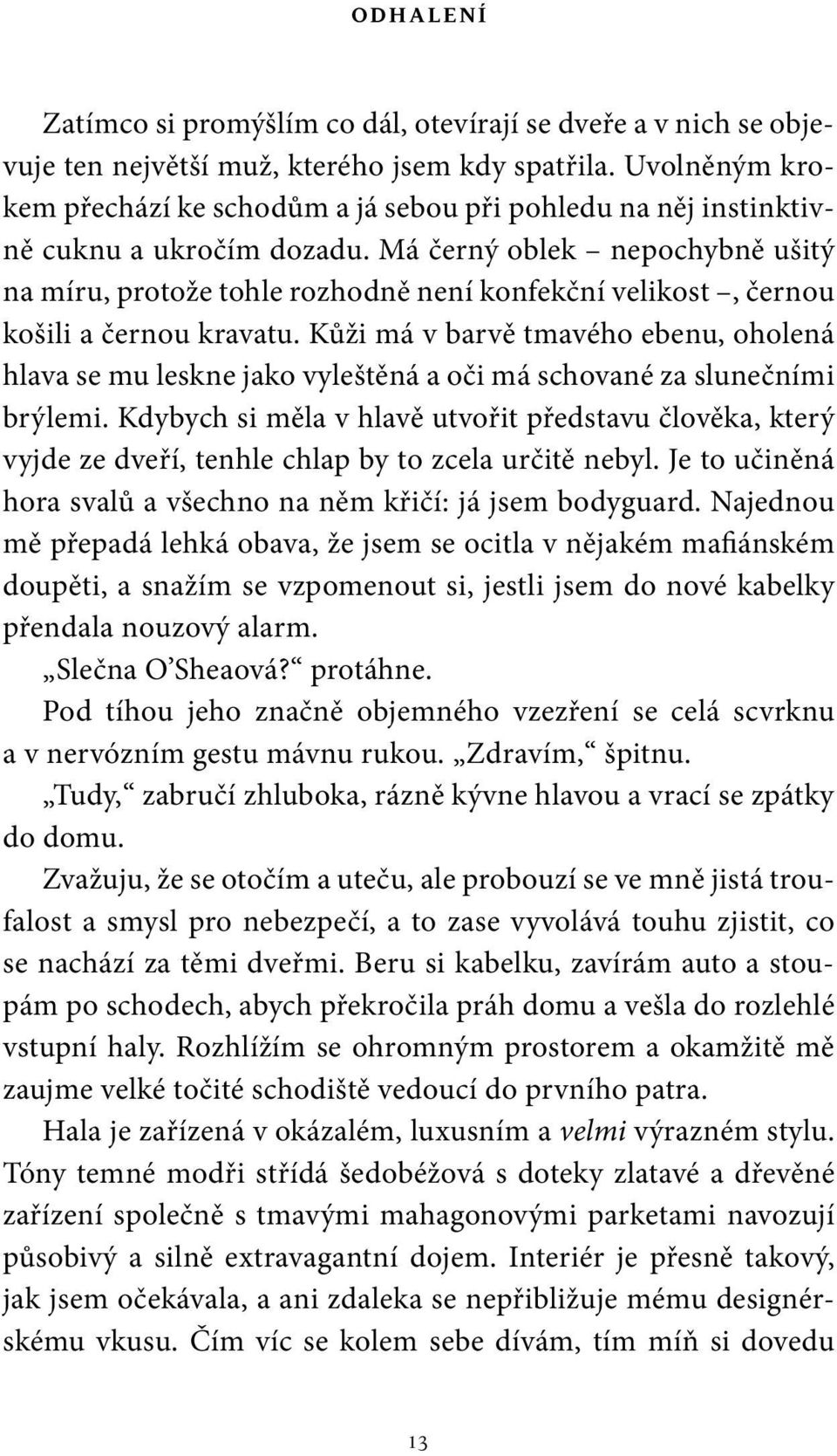 Má černý oblek nepochybně ušitý na míru, protože tohle rozhodně není konfekční velikost, černou košili a černou kravatu.