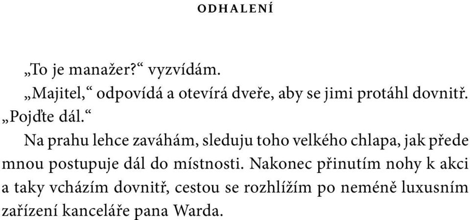 Na prahu lehce zaváhám, sleduju toho velkého chlapa, jak přede mnou postupuje dál