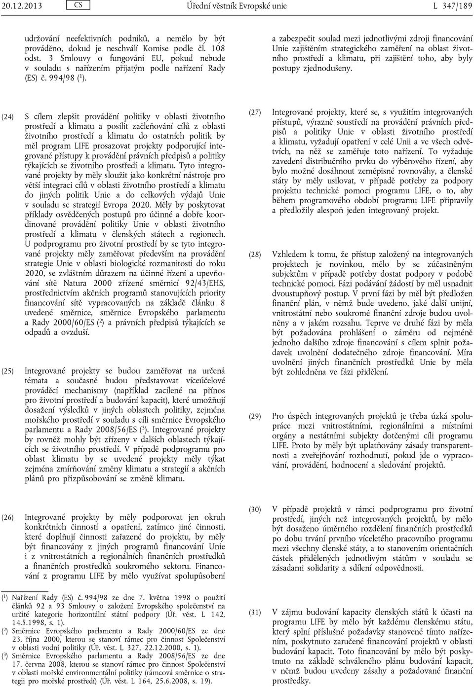 a zabezpečit soulad mezi jednotlivými zdroji financování Unie zajištěním strategického zaměření na oblast životního prostředí a klimatu, při zajištění toho, aby byly postupy zjednodušeny.