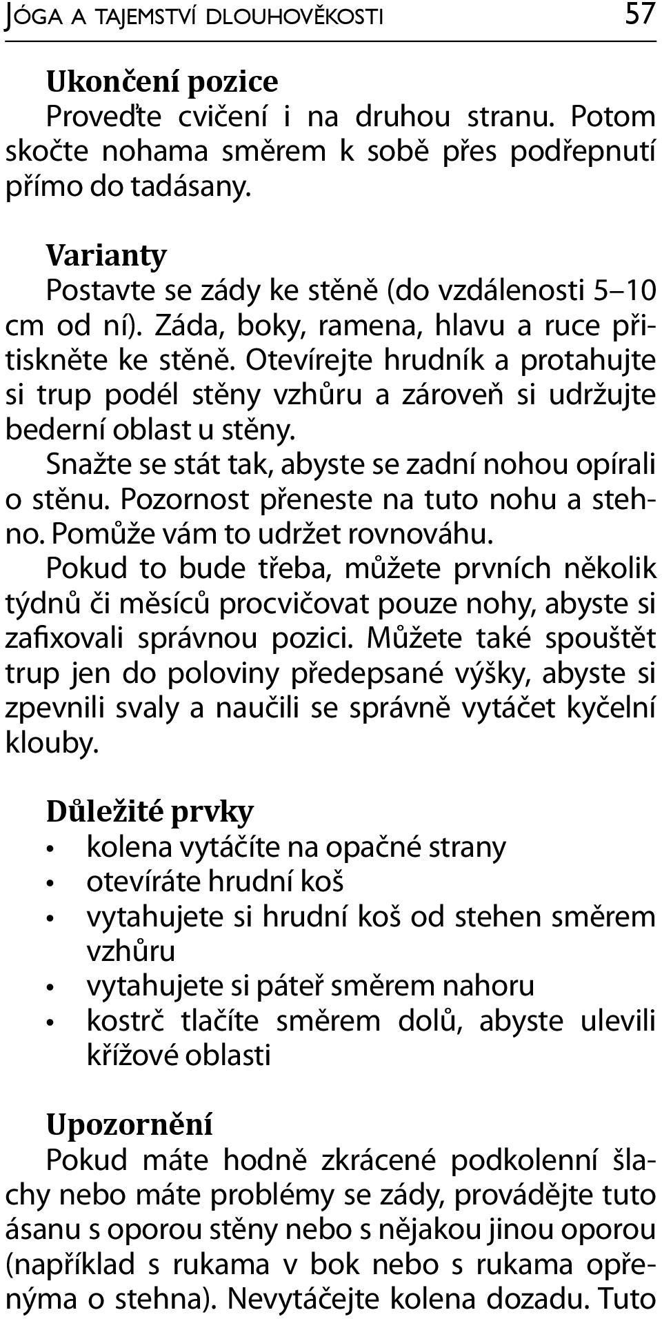 Otevírejte hrudník a protahujte si trup podél stěny vzhůru a zároveň si udržujte bederní oblast u stěny. Snažte se stát tak, abyste se zadní nohou opírali o stěnu.