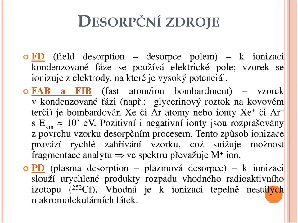 Pozitivní i negativní ionty jsou rozprašovány z povrchu vzorku desorpčním procesem.