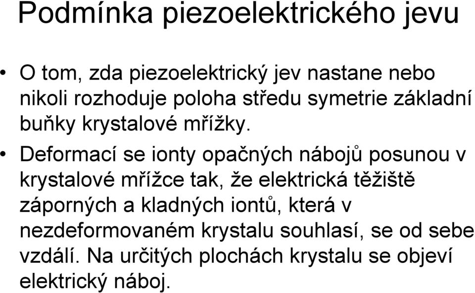 Deformací se ionty opačných nábojů posunou v krystalové mřížce tak, že elektrická těžiště