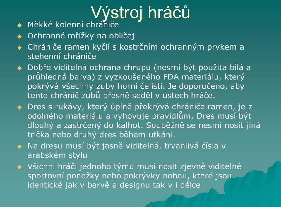 Dres s rukávy, který úplně překrývá chrániče ramen, je z odolného materiálu a vyhovuje pravidlům. Dres musí být dlouhý a zastrčený do kalhot.