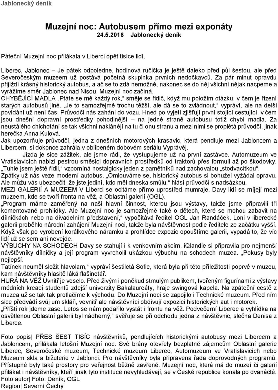 Za pár minut opravdu přijíždí krásný historický autobus, a ač se to zdá nemožné, nakonec se do něj všichni nějak nacpeme a vyrážíme směr Jablonec nad Nisou. Muzejní noc začíná.