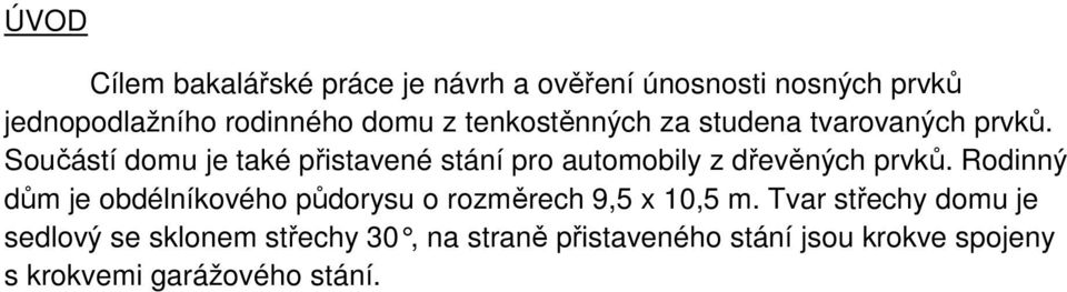 Součástí domu je také přistavené stání pro automobily z dřevěných prvků.