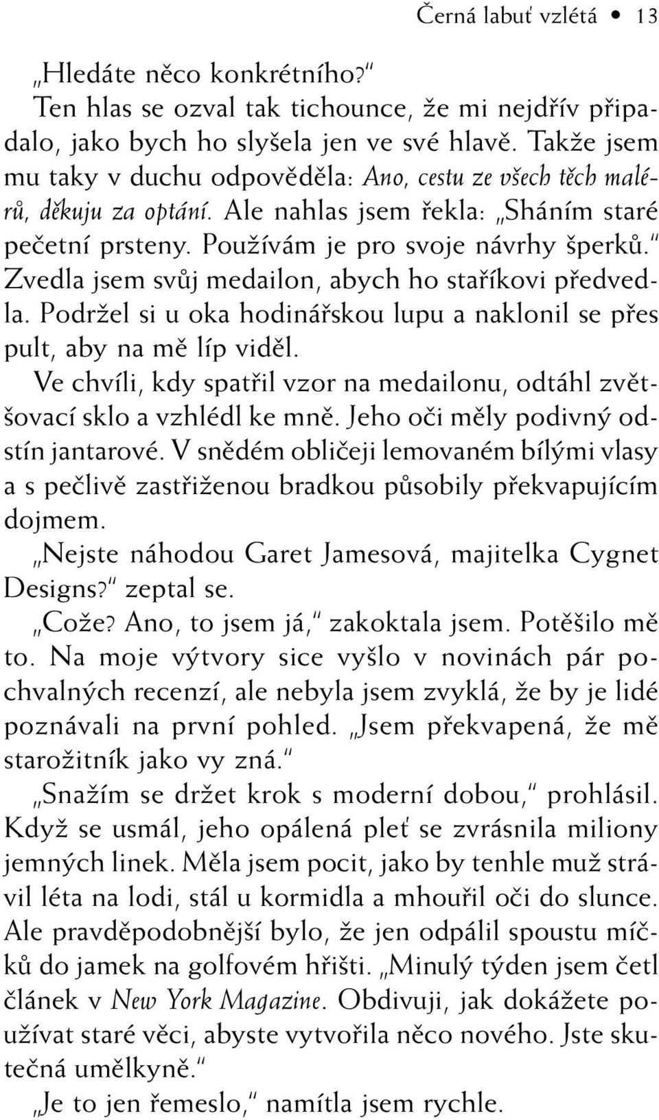 Zvedla jsem svûj medailon, abych ho stafiíkovi pfiedvedla. PodrÏel si u oka hodináfiskou lupu a naklonil se pfies pult, aby na mû líp vidûl.