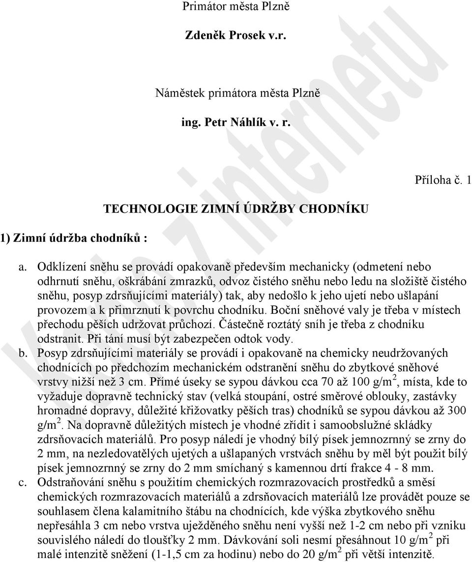 aby nedošlo k jeho ujetí nebo ušlapání provozem a k přimrznutí k povrchu chodníku. Boční sněhové valy je třeba v místech přechodu pěších udržovat průchozí.