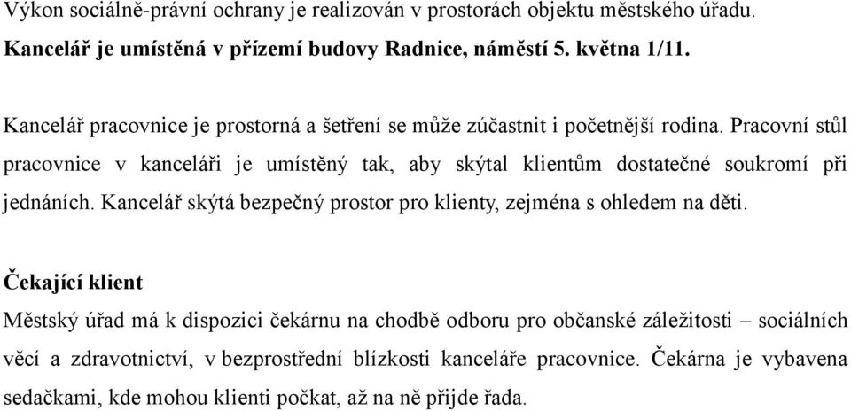 Pracovní stůl pracovnice v kanceláři je umístěný tak, aby skýtal klientům dostatečné soukromí při jednáních.