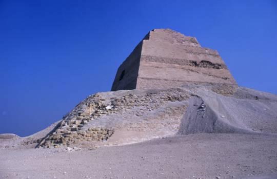 Snofru zakladatel egyptské Staré říše postavení uznávali i staří Egypťané může mít vliv i jméno (Ten, jenž činí krásným/sokonalým/dobrým) složitý vývoj v královské rodině