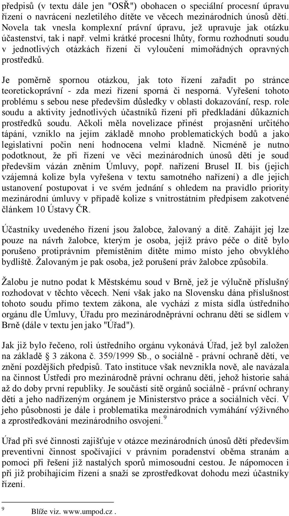 velmi krátké procesní lhůty, formu rozhodnutí soudu v jednotlivých otázkách řízení či vyloučení mimořádných opravných prostředků.