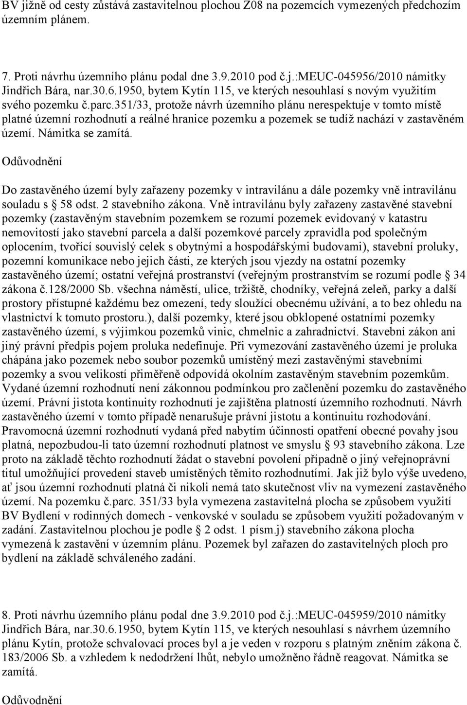 351/33, protože návrh územního plánu nerespektuje v tomto místě platné územní rozhodnutí a reálné hranice pozemku a pozemek se tudíž nachází v zastavěném území. Námitka se zamítá.