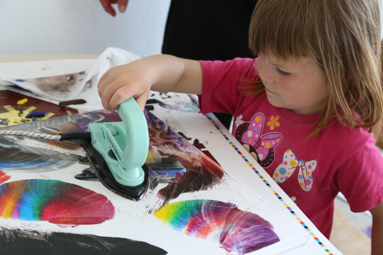 ENCAUSTIC ART- žehličkové malování Hana Stadlerová Pětiletá Maruška maluje na plátno (foto: R.