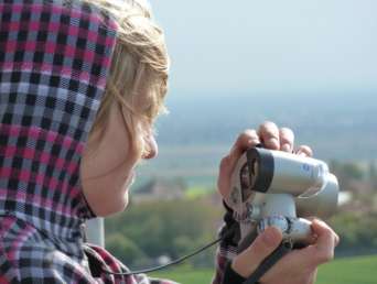 Strana 2 Školy pro venkov A jak to vše viděli naši žáci? Nelli Hynková, Tereza Pešková Vyšli jsme ze školy vyzbrojeni papíry, tužkami a fotoaparáty. Za veselé nálady jsme došli na Chlum.