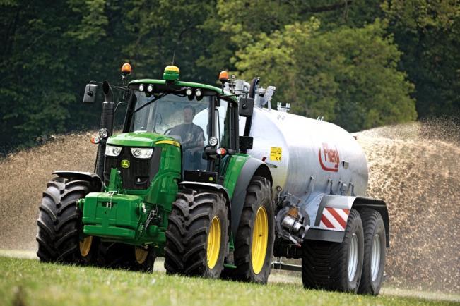 JOHN DEERE 6115M Základní technické ukazatele traktoru Veličina Jednotka JOHN DEERE 6115M Jmenovitý výkon PS 115 Maximální výkon doprava i pole PS 121 Počet válců / zdvihový objem Počet / litry 4 /