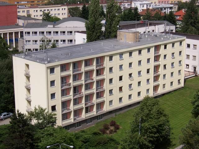UTB ve Zlíně ubytování Vysokoškolské koleje na UTB ve Zlíně: kategorie: A, B kapacita: 854 lůžek pokoje: jedno, dvou a třílůžkové ceny (orientační):