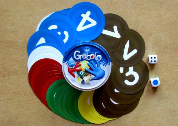 Hra obsahuje : 36 plastových karet 2 kostky Plechová krabička Pravidla stolní hry Grabolo Dokaž, že máš u stolu nejlepší oči a nejrychlejší ruce.