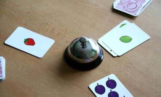 56 karet. 1 zvoneček pravidla hry CINK! je úžasně bláznivá hra pro celou rodinu s kartami a zvonečkem. Rozvíjí postřeh a rychlou reakci!