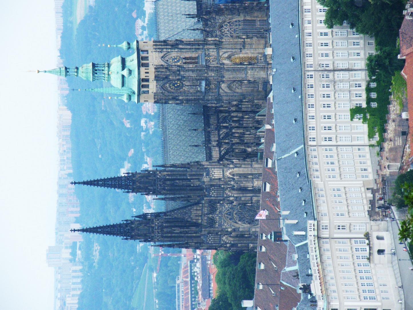 Podle Guinessovy knihy rekordů je Pražský hrad největším souvislým hradním