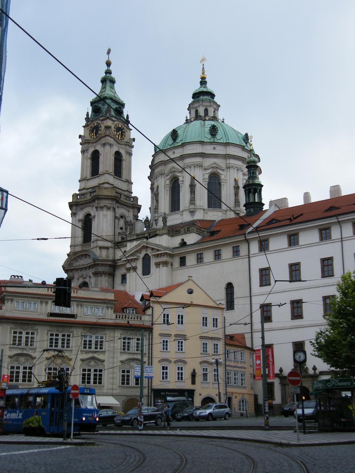K významným pražským historickým památkám patří také barokní kostel s typickou