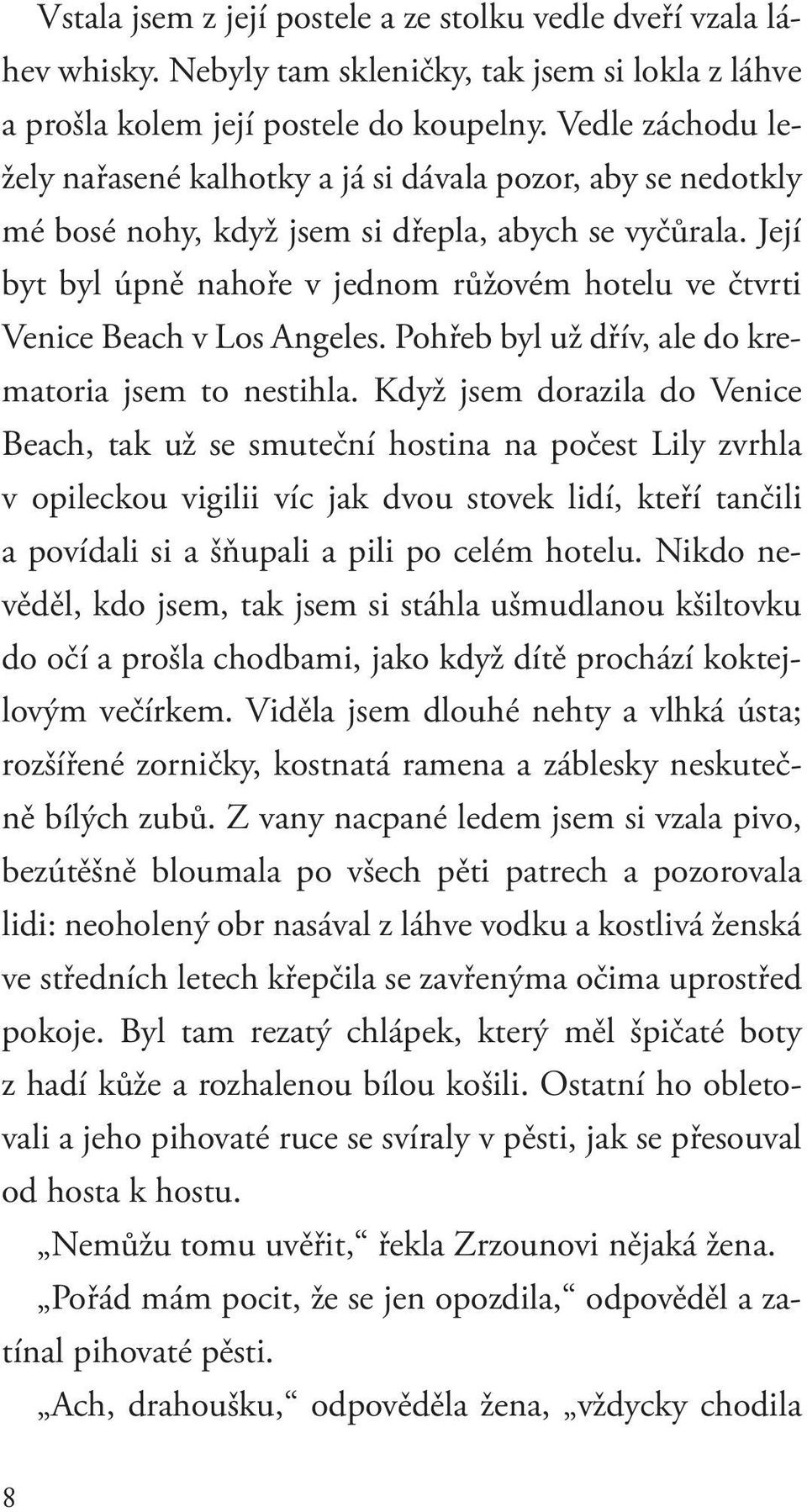 Její byt byl úpně nahoře v jednom růžovém hotelu ve čtvrti Venice Beach v Los Angeles. Pohřeb byl už dřív, ale do krematoria jsem to nestihla.